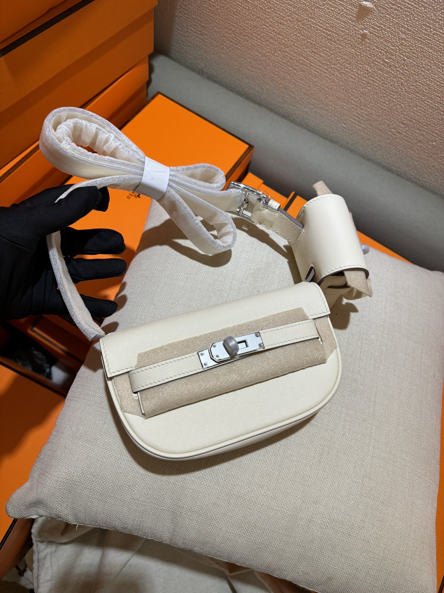 Hermes Kelly Moove Shoulder Bag In White Swift Leather